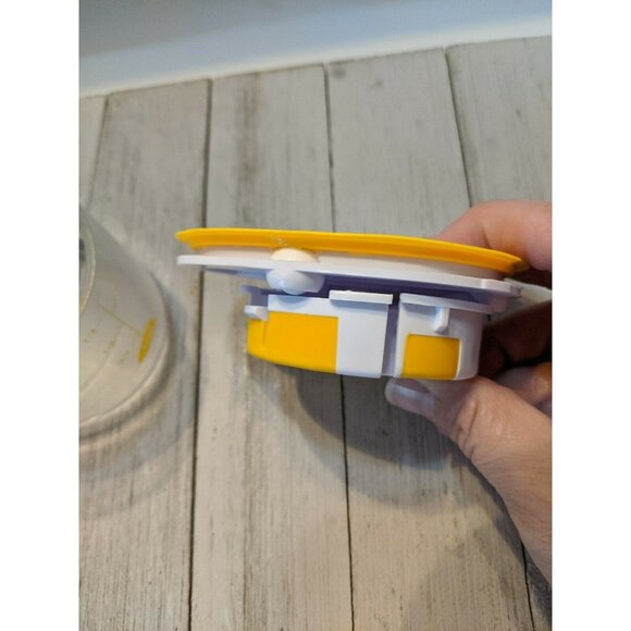 Adjustable Wilton 1/8 Cup to 1 Cup Measuring Scoop Cup Yellow - Picture 3 of 9
